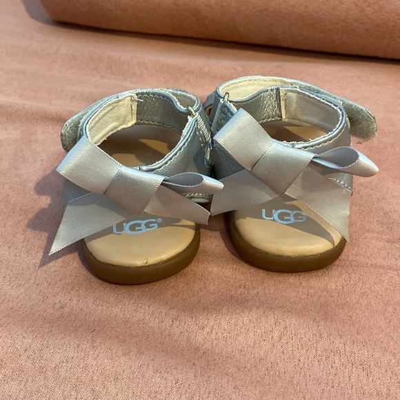 UGG infant sandal with bows - Picture 2 of 3